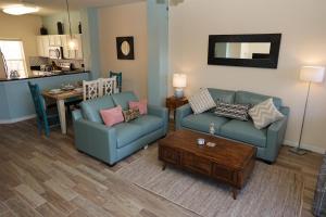 Sala de estar con 2 sofás y mesa en NEW! Lakefront Views- Encantada Resort Townhouse en Kissimmee