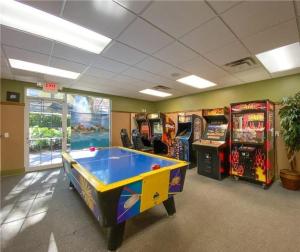Habitación con mesa de billar y juegos de arcade. en NEW! Lakefront Views- Encantada Resort Townhouse en Kissimmee