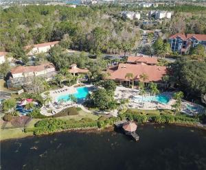 una vista aérea de un complejo con piscina en NEW! Lakefront Views- Encantada Resort Townhouse en Kissimmee