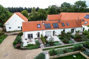 an aerial view of a house with solar panels on its roof at Viereinhalb Eichen - Ferienwohnung am Niederrhein in Goch