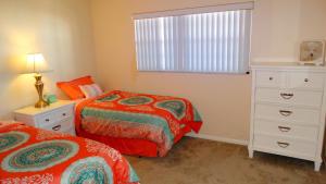 une chambre avec deux lits et une fenêtre dans l'établissement Spanish Main 63- Rare Direct Oceanfront 3 BR Condo!, à Cocoa Beach