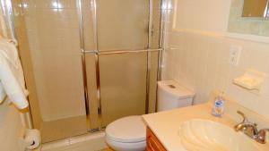 une salle de bain avec une douche, des toilettes et un lavabo dans l'établissement Spanish Main 63- Rare Direct Oceanfront 3 BR Condo!, à Cocoa Beach 21 autres photos