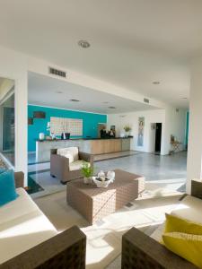 Altagracia的住宿－LD Suites Punta Playa，客厅配有沙发和桌子
