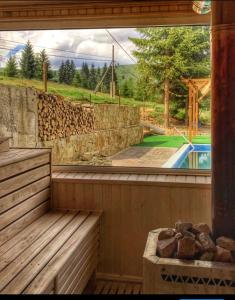 uma sauna com vista para uma piscina em Lastivka Guest House em Yablunytsya