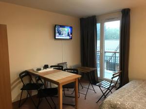 TV a/nebo společenská místnost v ubytování La Féclaz Ski aux pieds Grand Studio Tout confort