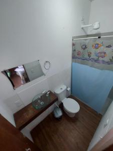 ein kleines Bad mit WC und Waschbecken in der Unterkunft Suites por do Sol in Búzios