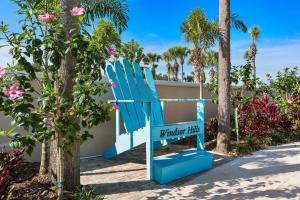 une chaise bleue devant une maison avec un panneau indiquant les filets de vacances dans l'établissement Windsor Hills Resort- 7665 Sir Kaufmann, à Kissimmee