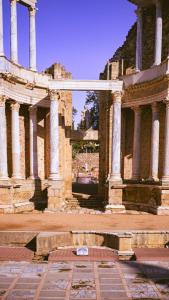 un bâtiment ancien avec des colonnes dans une cour dans l'établissement Bonita y amplia casa con patio, en centro ciudad, à Mérida