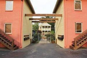 een ingang van een gebouw met twee rode en witte gebouwen bij Entire Atlanta Condo Minutes from Downtown in Atlanta