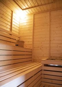 een houten sauna met een bank erin bij Szélrózsa Vendégház Demjén in Demjén