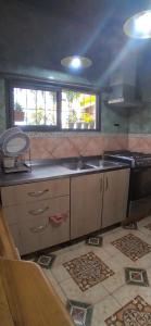 cocina con fregadero y fogones en Viví Iguazú Casa Familiar en Puerto Iguazú