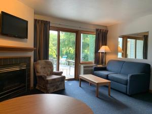 魚溪的住宿－AppleCreek Resort-Hotel & Suites，客厅设有蓝色的沙发和壁炉