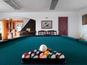 uma mesa de bilhar com um monte de bolas de bilhar em Algarrobo Casa Campo ALYWEN em Algarrobo