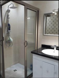ein Bad mit einer Dusche und einem Waschbecken in der Unterkunft Villa Toufitri in Agadir