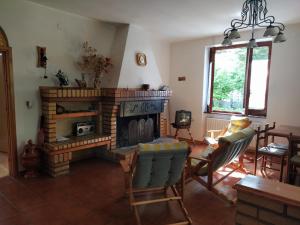 sala de estar con chimenea, mesa y sillas en La Casa di Anna nel Parco della Majella Abruzzo Rapino CH, en Rapino