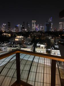 - Vistas al perfil urbano por la noche en Dizngof down town telaviv, en Tel Aviv