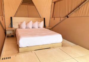 1 dormitorio pequeño con 1 cama en una tienda de campaña en Palm Canyon Hotel and RV Resort, en Borrego Springs