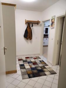 un pasillo con una alfombra en la pared de una habitación en Apartment am Park 2, en Duisburg