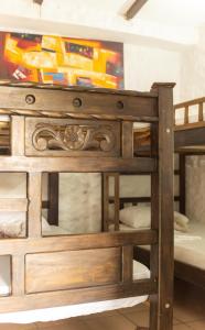drewniane łóżko piętrowe w pokoju z łóżkiem piętrowym w obiekcie Casa Mirador del Cielo w mieście Taganga