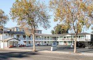 un gran edificio blanco con árboles delante de él en Kasa Palo Alto, en Palo Alto