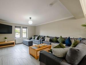 Posezení v ubytování Westertonhill Lodge 5 Newbuild with Hot Tub Option