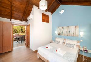 een slaapkamer met een bed en een eetkamer bij Cretan Lux Villa Heated Pool in Gavalochori