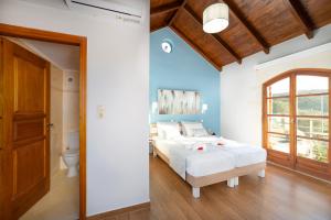 Postel nebo postele na pokoji v ubytování Cretan Lux Villa Heated Pool