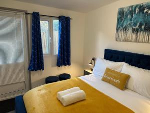 Ένα ή περισσότερα κρεβάτια σε δωμάτιο στο Cosy Stay In Birmingham by Villazu