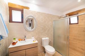 Koupelna v ubytování Cretan Lux Villa Heated Pool