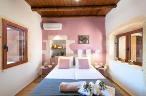 Postel nebo postele na pokoji v ubytování Cretan Lux Villa Heated Pool