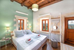 Postel nebo postele na pokoji v ubytování Cretan Lux Villa Heated Pool