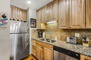 Η κουζίνα ή μικρή κουζίνα στο Winter Park Place 14
