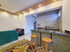- un salon avec un comptoir et deux tabourets dans l'établissement Zarnouk beach house, à Dahab