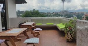 un patio con 2 mesas de picnic y una bañera en Sorokaima, en Caracas