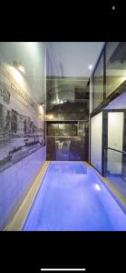 duży basen w dużym pokoju w obiekcie Experiencia en Triana w Sewilli