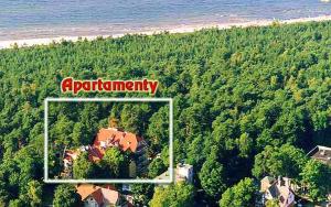 クリニツァ・モルスカにあるApartament Krynica Morskaの浜辺の丘の上の家の看板