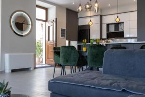 ギシオにあるOrion Maison: Luxury 3-bedroom maisonette in the center of townのリビングルーム(ソファ、テーブル、椅子付)