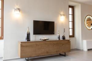 salon z telewizorem z płaskim ekranem na ścianie w obiekcie Orion Maison: Luxury 3-bedroom maisonette in the center of town w mieście Gythio