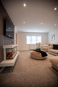 ein Wohnzimmer mit einem Kamin und einem Sofa in der Unterkunft Luxury House in Clitheroe in Clitheroe