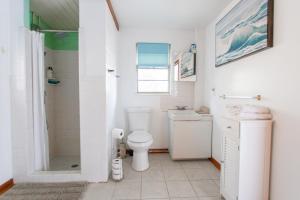 Ένα μπάνιο στο Two Bedroom Home - Walking Distance from The Beach +17 φωτογραφίες