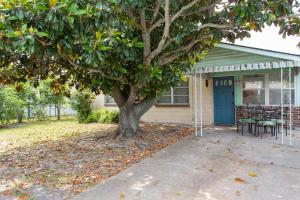 ein Haus mit einem Baum davor in der Unterkunft Two Bedroom Home - Walking Distance from The Beach in Jacksonville Beach