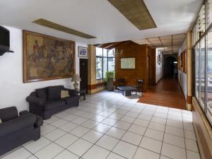 - un salon avec des canapés et une peinture murale dans l'établissement Hotel Canada, à Guadalajara