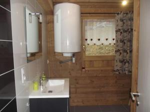 ラ・ブレスにあるlocation appartement pied des pistesの洗面台と鏡と窓のあるバスルーム +30枚の写真