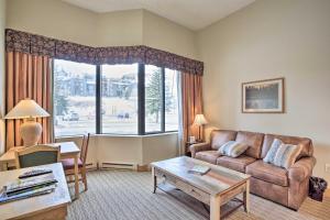 Posezení v ubytování Cozy Colorado Studio Near Crested Butte Ski Slopes