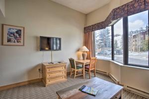 TV a/nebo společenská místnost v ubytování Cozy Colorado Studio Near Crested Butte Ski Slopes