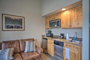 Kuchyň nebo kuchyňský kout v ubytování Cozy Colorado Studio Near Crested Butte Ski Slopes