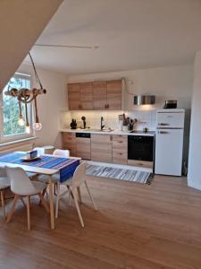 - une cuisine avec une table et des chaises dans la chambre dans l'établissement Ferienwohnung für Naturliebhaber, à Peenemünde