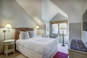 a bedroom with a large white bed and a window at Cozy Mountain 4-Bedroom Retreat in Arrowhead Village townhouse in Edwards