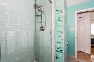 ペンサコーラ・ビーチにある319 Panferio Drのバスルーム(青いタイル張りのシャワー付) +36枚の写真