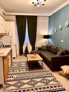 een woonkamer met een bank en een tafel bij Chic& cosy house with Kars Panorama in Kars